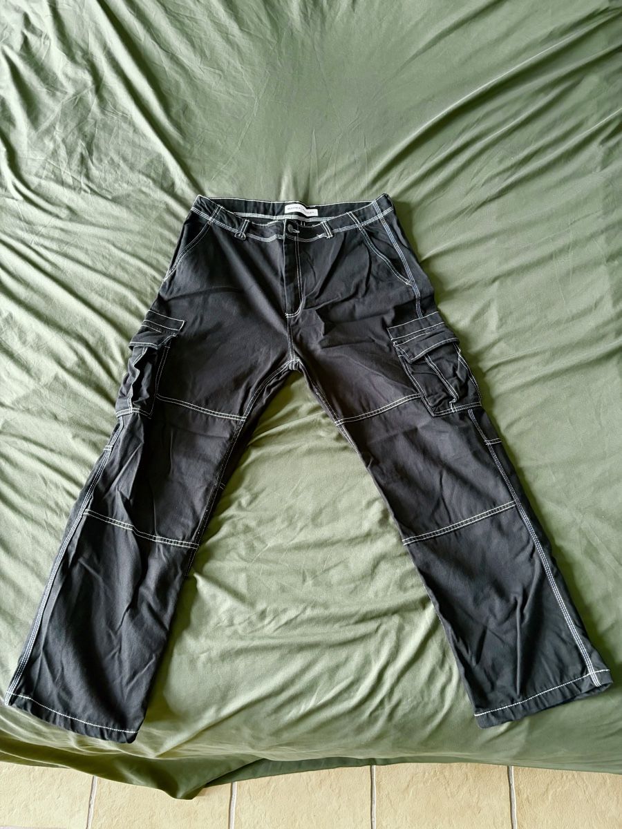 Bershka Pantaloni: Pantalon Cargo noir avec coutures blanches taille 46 – Nuovo (secondo la descrizione) da Fribourg venduto da jer_p6kc