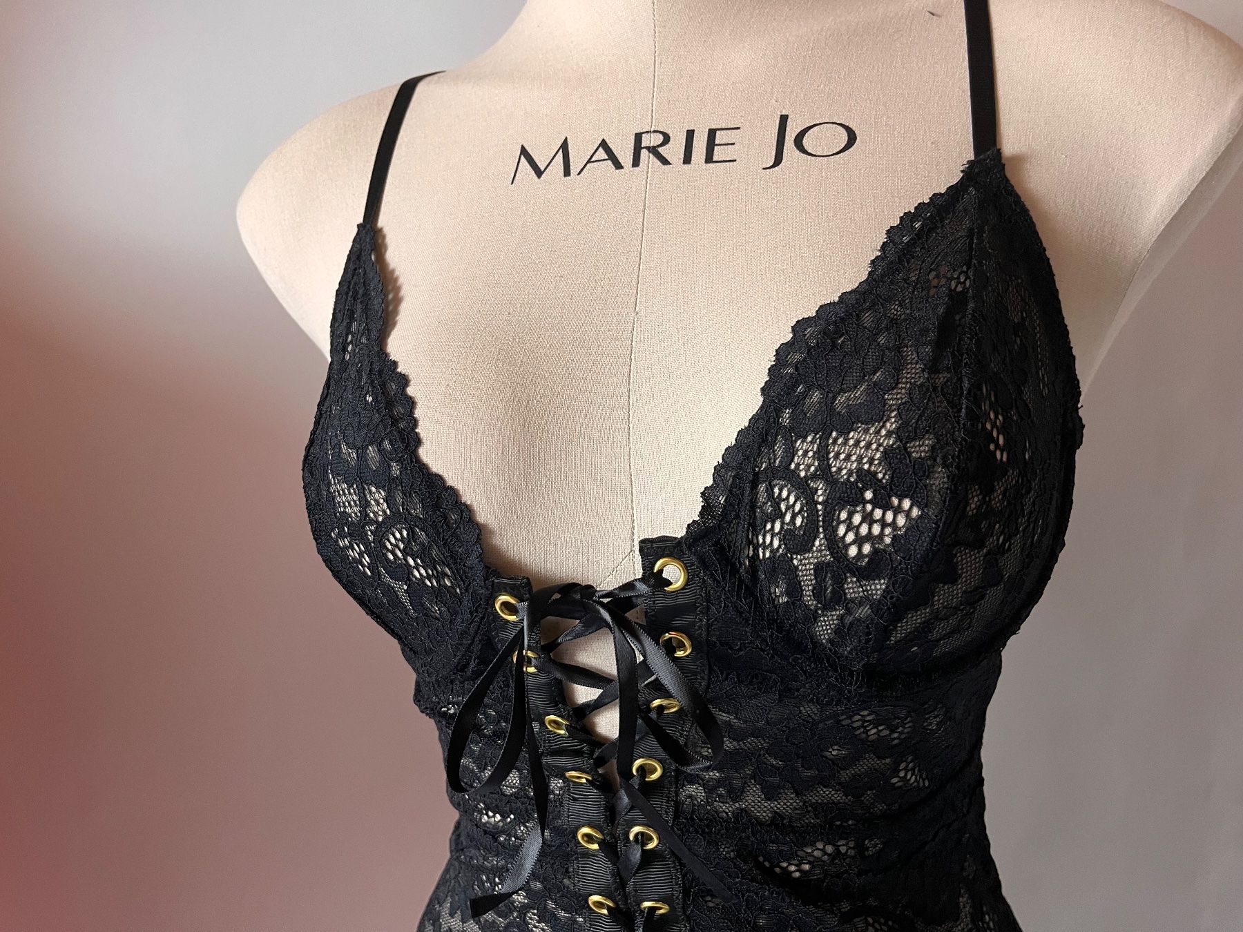 Sonstige Unterwäsche: JETTE, Spitzen-Body, Grösse 80A, Farbe Schwarz – Neu und originalverpackt aus Rudolfstetten von gst_g7xl 1