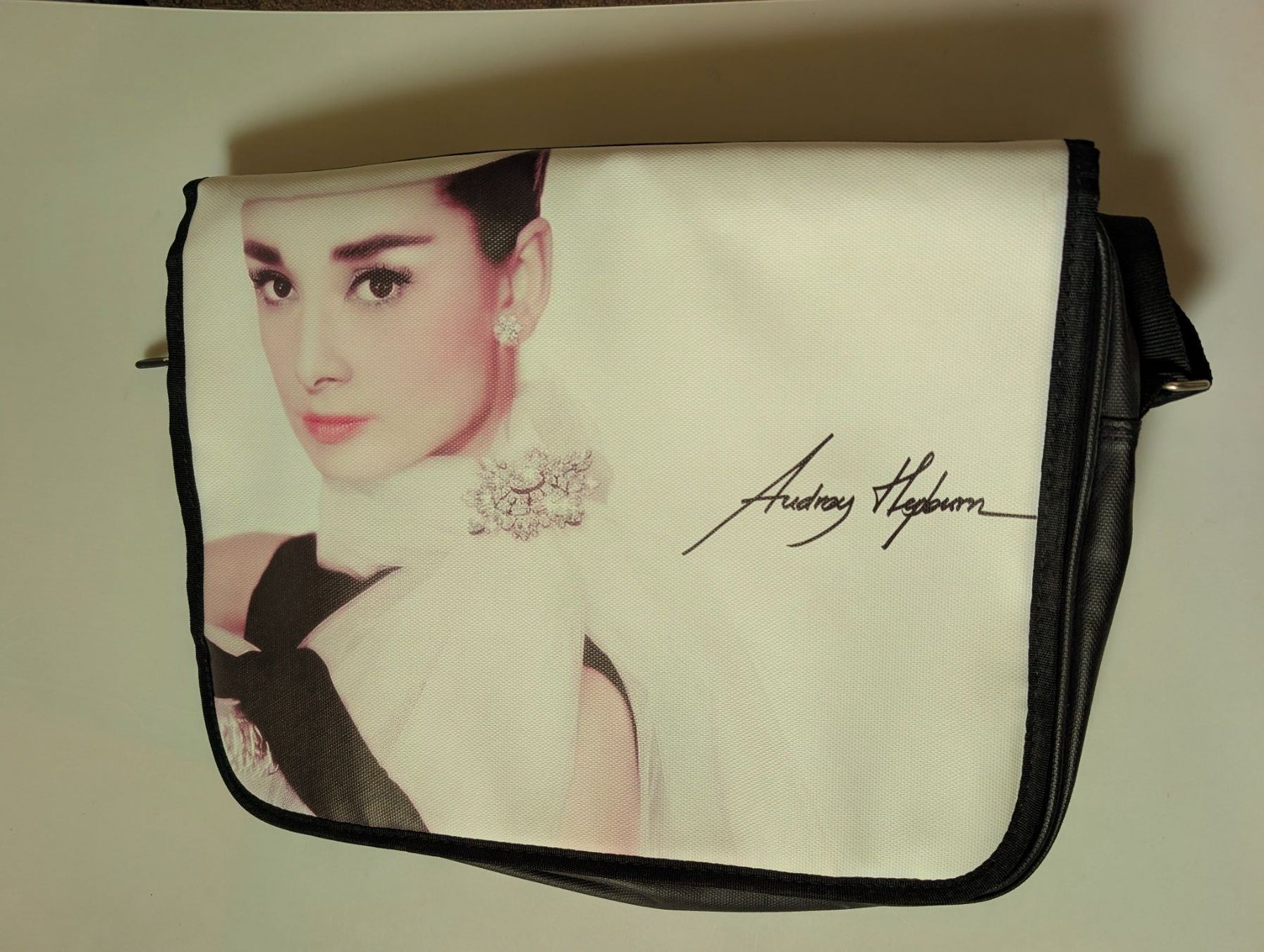 Audrey Hepburn Borse: Umhänge-Tasche - Audrey Hepburn 30x40cm – Nuovo e nell'imballaggio originale da Ettingen venduto da Kartenplanet