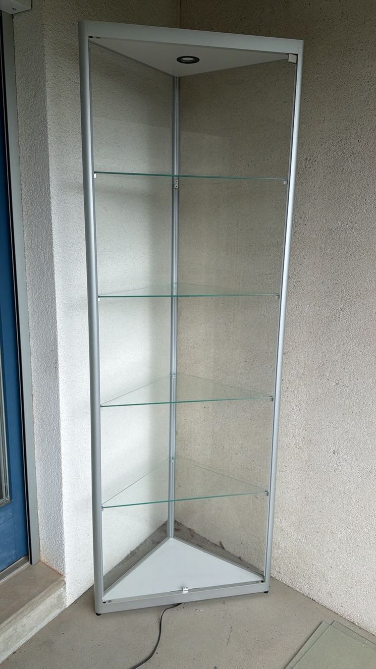 Vetrine: Eckvitrine Glas mit Beleuchtung – Usato da Gelterkinden venduto da Cel07