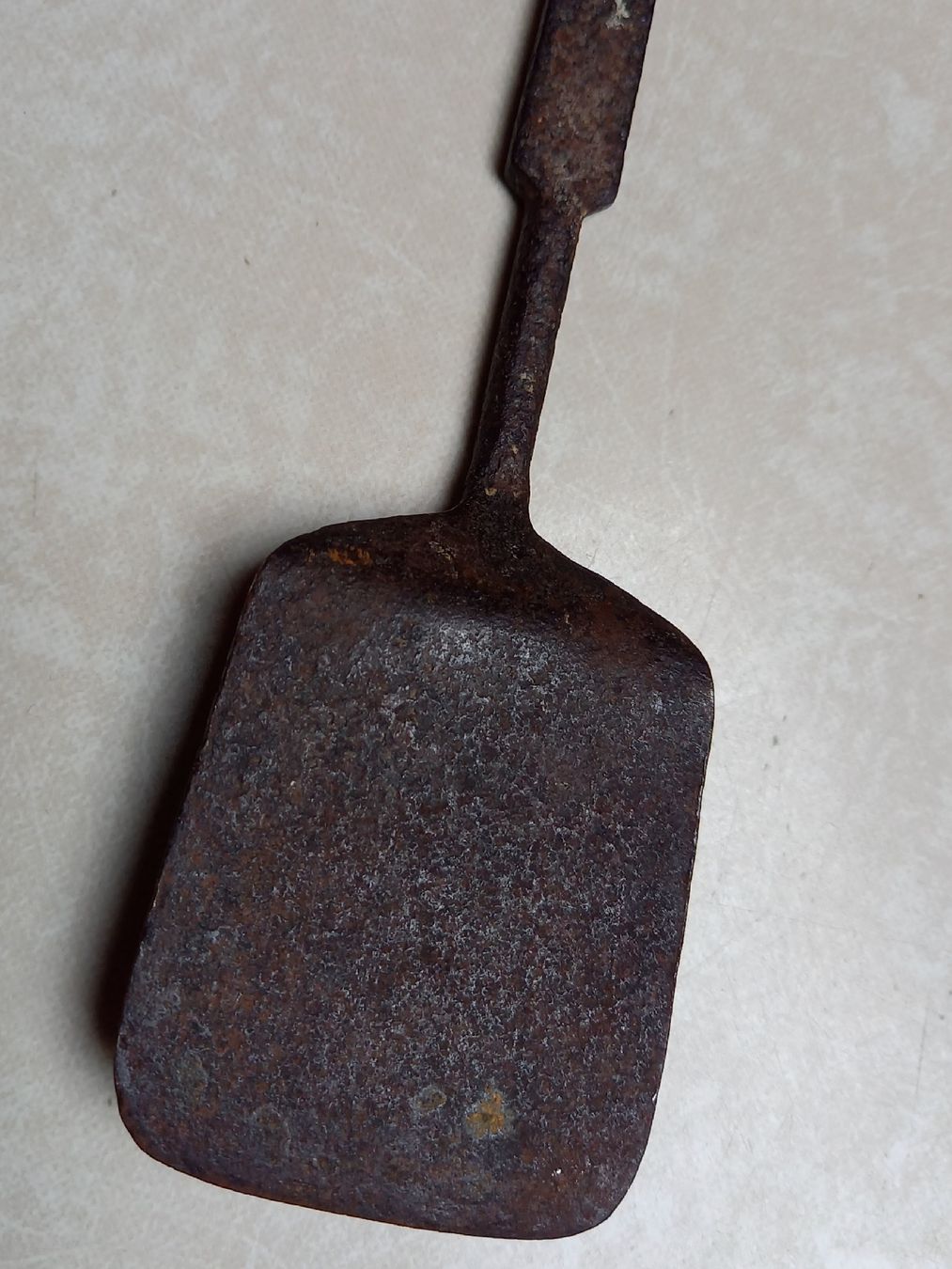 Elettrodomestici da cucina: Eiserne Bratschaufel, antik / Rösti-Schüfeli; aus Eisen – Usato da Marbach LU venduto da Ilrebo 1