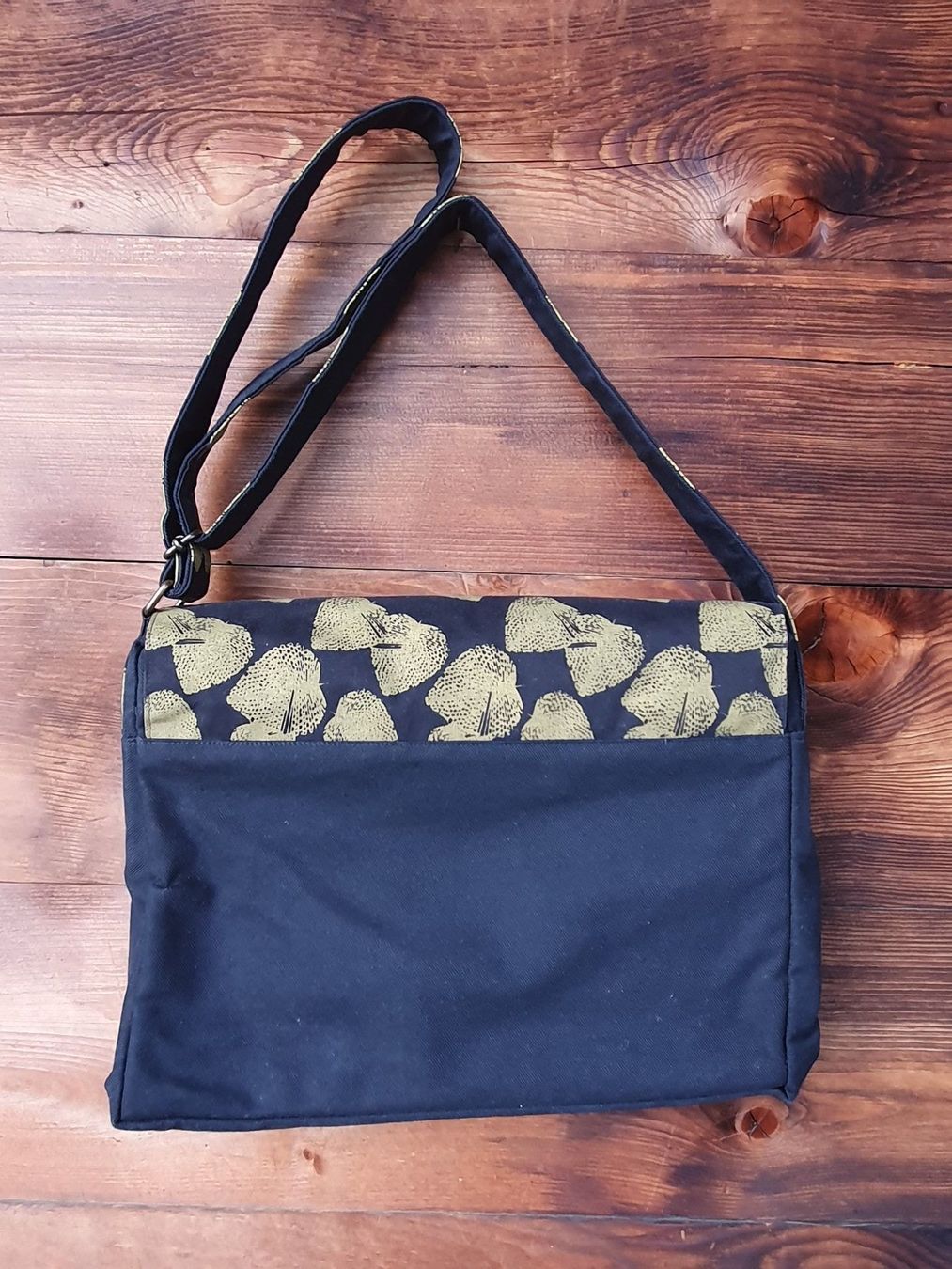 Borse: Umhänge Laptop Tasche, Blattdesign – Nuovo (secondo la descrizione) da Basel venduto da Anghkorwatt 3