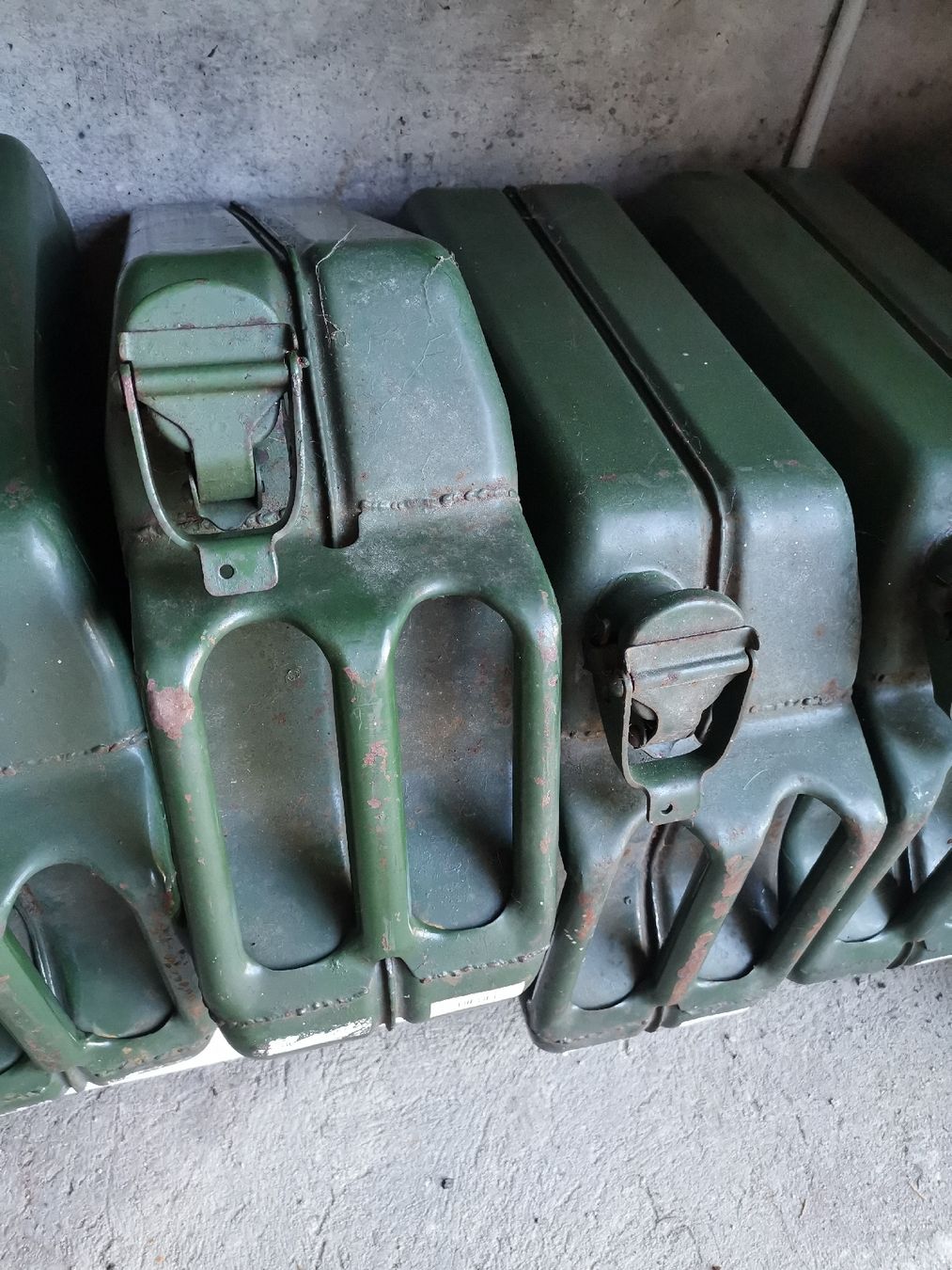 Schweizer Armee Taniche per benzina: Kraftstoff-Kanister – Usato da Sulz AG venduto da L_Heeb 1