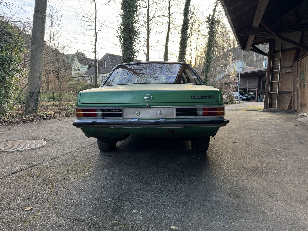 Opel Autos: Opel Commodore B – Defekt aus Bättwil von  3