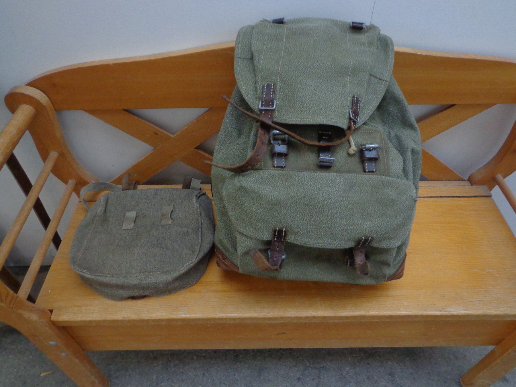 Schweizer Armee Rucksäcke: Alter Militärrucksack mit Brotsack – Gebraucht aus Zofingen von schmidi67 1