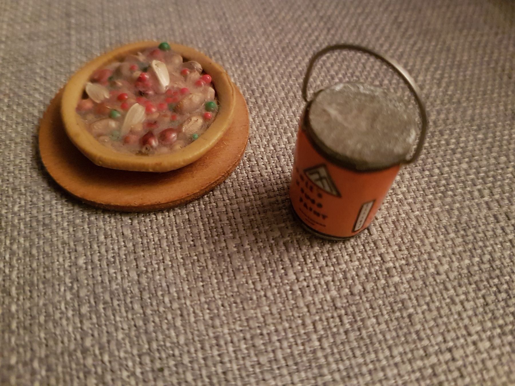 Case e mobili per bambole: 1x Mini-Pizza, 1 x Mini-Farbkübel – Usato da Oberengstringen venduto da Sheera7 1