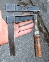 Antike Schraubzwinge W-Logo / Guss-Schraubknecht Holzgriff
