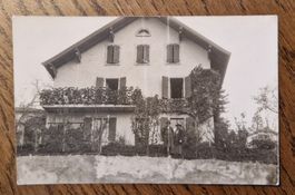 Unbekanntes Haus, 2 Männer stehen davor