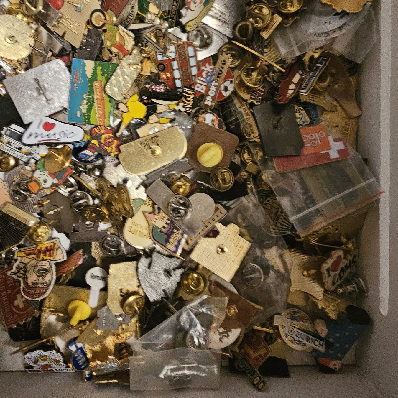 Plaketten & Abzeichen: 100 Pins  gemischt – Gebraucht aus wolfhalden von 46464646 1