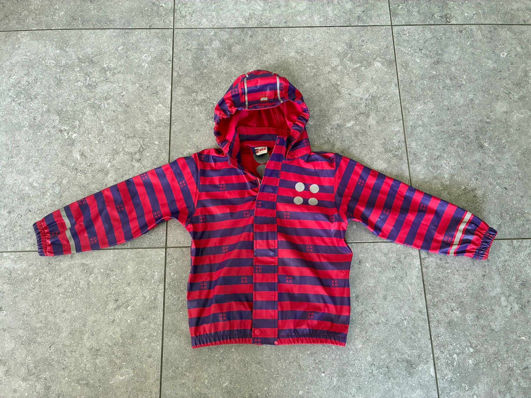 Lego Lotti & Set di vestiti: Lego Wear imperméable rayé, taille 116 – Usato da Confignon venduto da Gd8