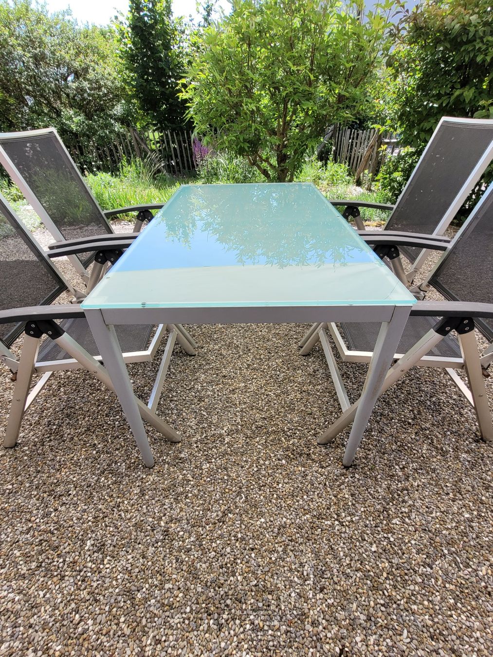 Tischset: Gartentisch (Glastischplatte) mit vier Klappstühlen – Gebraucht aus Grenchen von ear_67 1