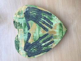 Herz-Dekoration Skeletthände handbemalt Unikat