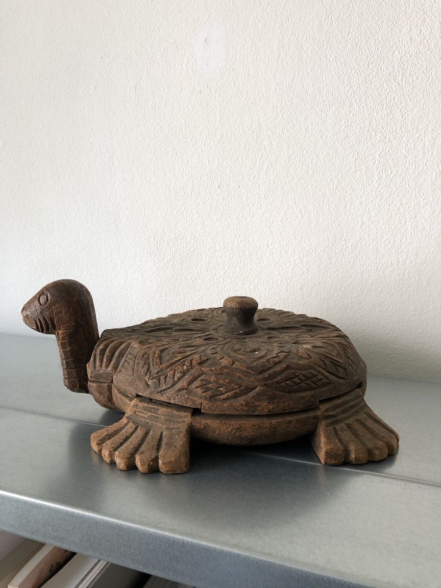 Sculture & Statue: Asiatika Volkskunst geschnitztes Schildkrötenobjekt – Usato da Basel venduto da Amechan.