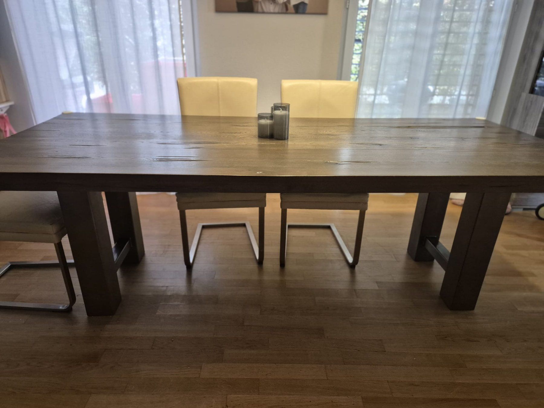 Pfister Tables: MASSIVER rustikaler Holztisch (Dunkle Eiche & Stahlgestell) – D'occasion à Opfikon par GlubSki 2