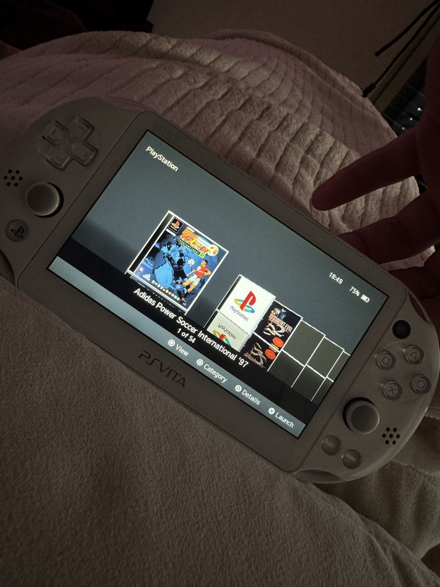Sony Consoles: Sony PS Vita – D'occasion à Riken AG par Herakles.18 7