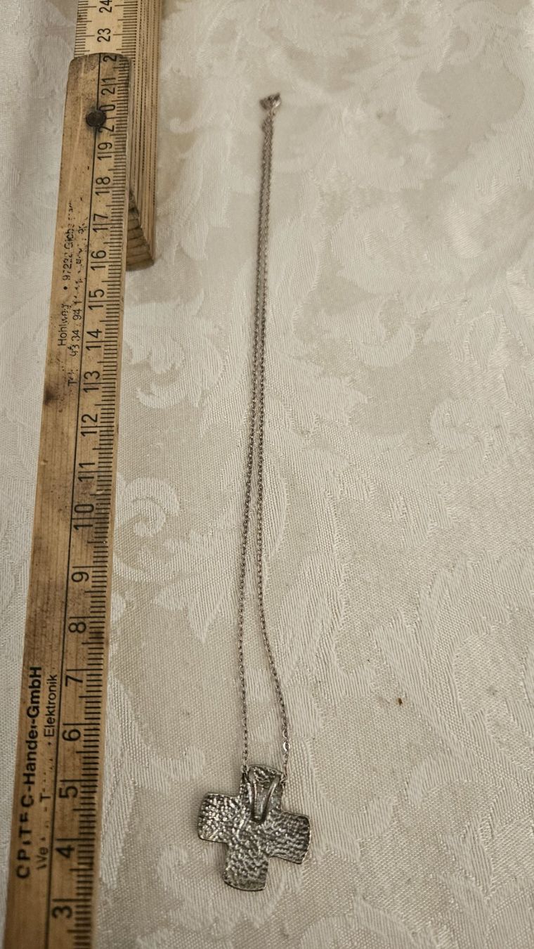 Catenine: Collana metallica con ciondolo croce – Usato da Melano venduto da H-Sara 1