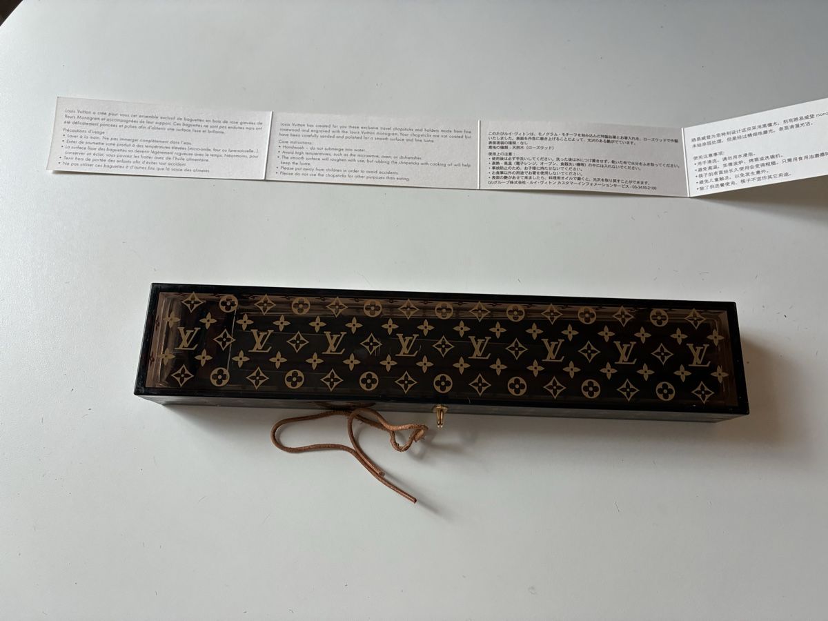 Louis Vuitton Bestecksets: Louis Vuitton Baguettes Essstäbchen Set – Neu (gemäss Beschreibung) aus St.Moritz von fseidensticker 1