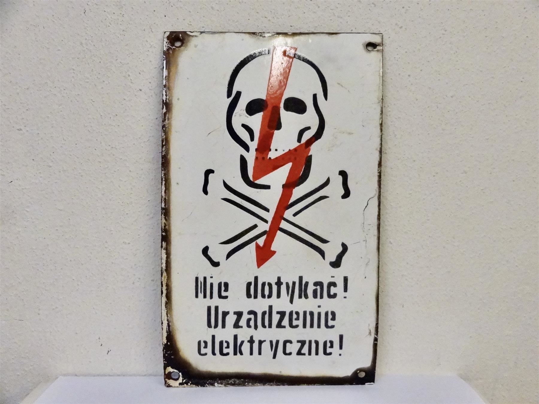 Insegne: Emailschild NIE DOTYKAC! TOTENKOPF BLITZ – Usato da Kerzers venduto da bottlesandboxes