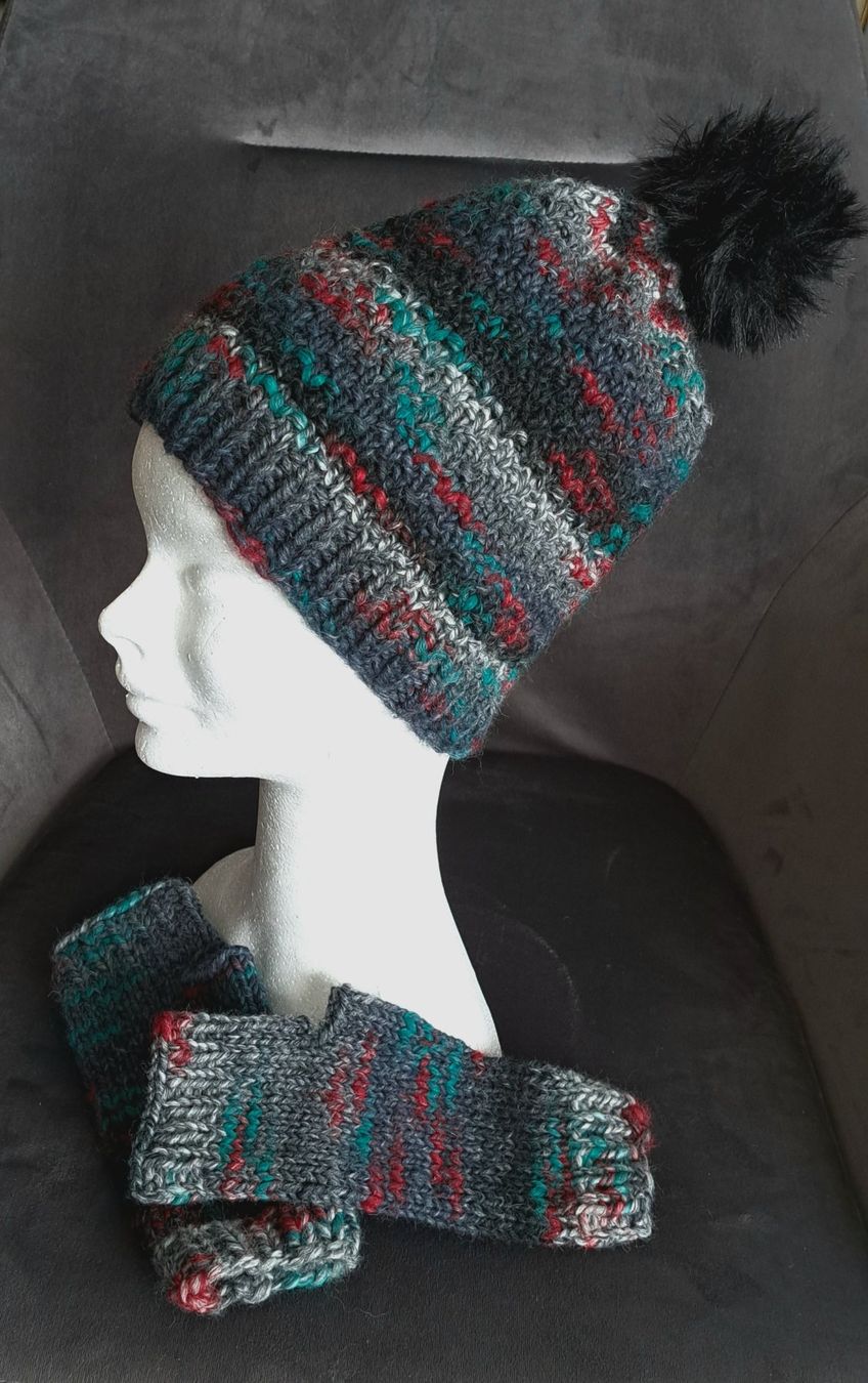 Hüte, Mützen & Caps: Handgestrickte Mütze mit Handstulpen_12 – Neu und originalverpackt aus Romanshorn von Octa27 1