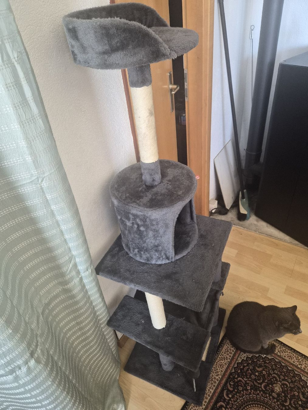 Arbres à chats: Arbre à chat très peu utilisé – D'occasion à Corbeyrier par den_m2cj 2