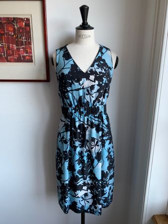 AKRIS: Neues, traumhaft blau gemustertes Seidenkleid, 36