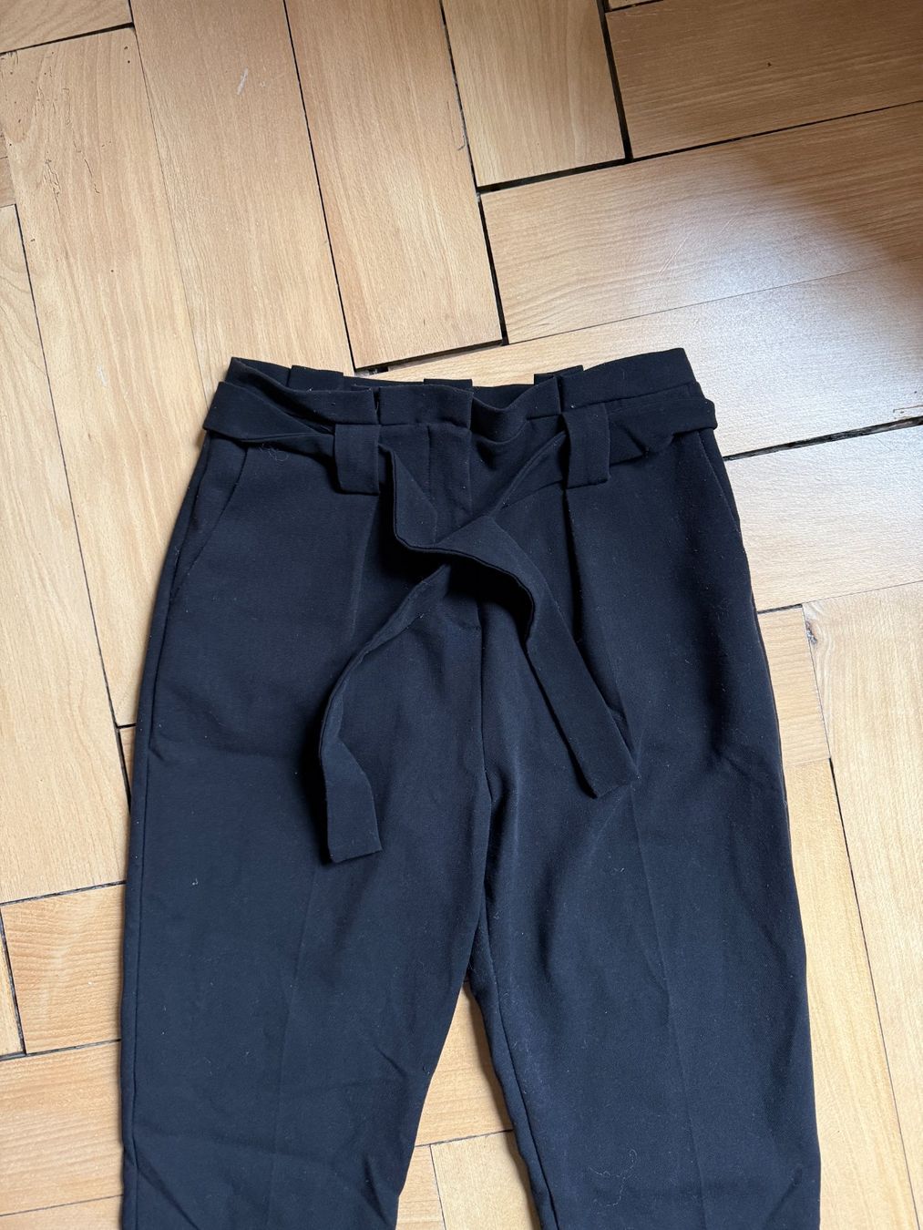 Pantaloni: KIOMI - Paperbag Hose schwarz 34 – Usato da Zürich venduto da Diazaio 1