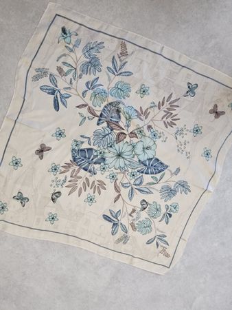 Foulard carré imprimé floral bleu crème