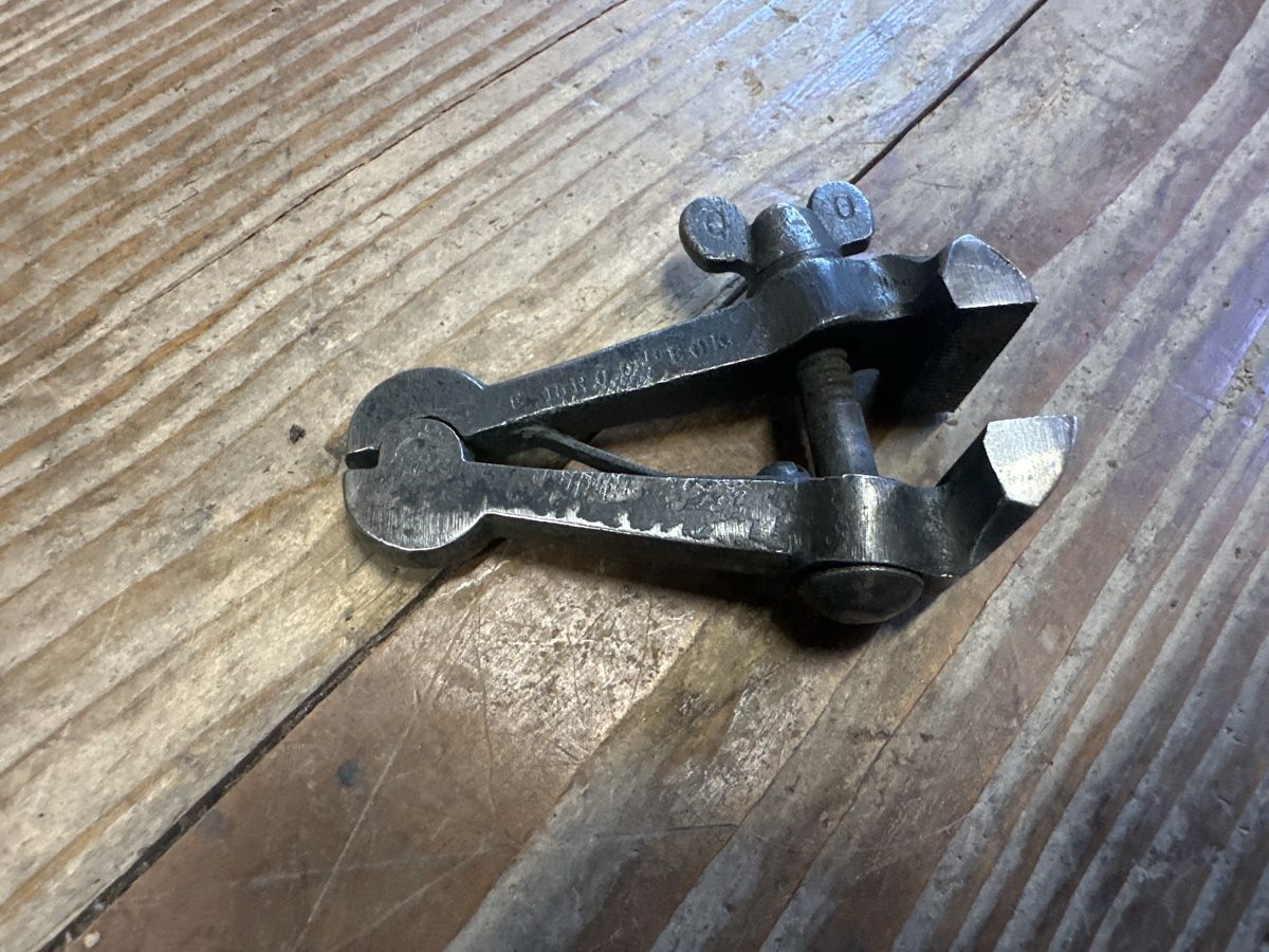Tous les outils: Antike Metallklemme gebraucht – D'occasion à Baar par Hillsboro 1