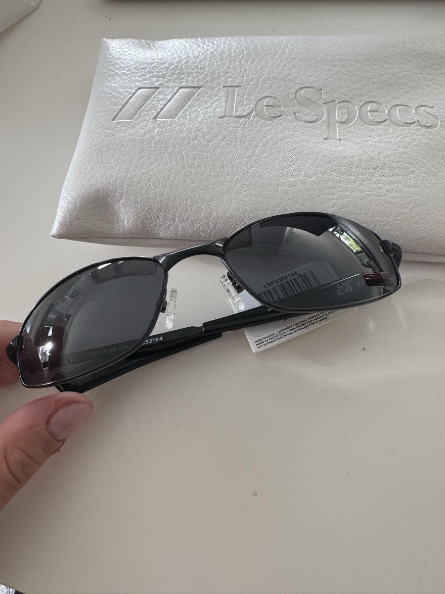 Occhiali & Lenti: Le Specs Star Beam Matte Black sunglasses – Nuovo e nell'imballaggio originale da Zürich venduto da di_archive 7