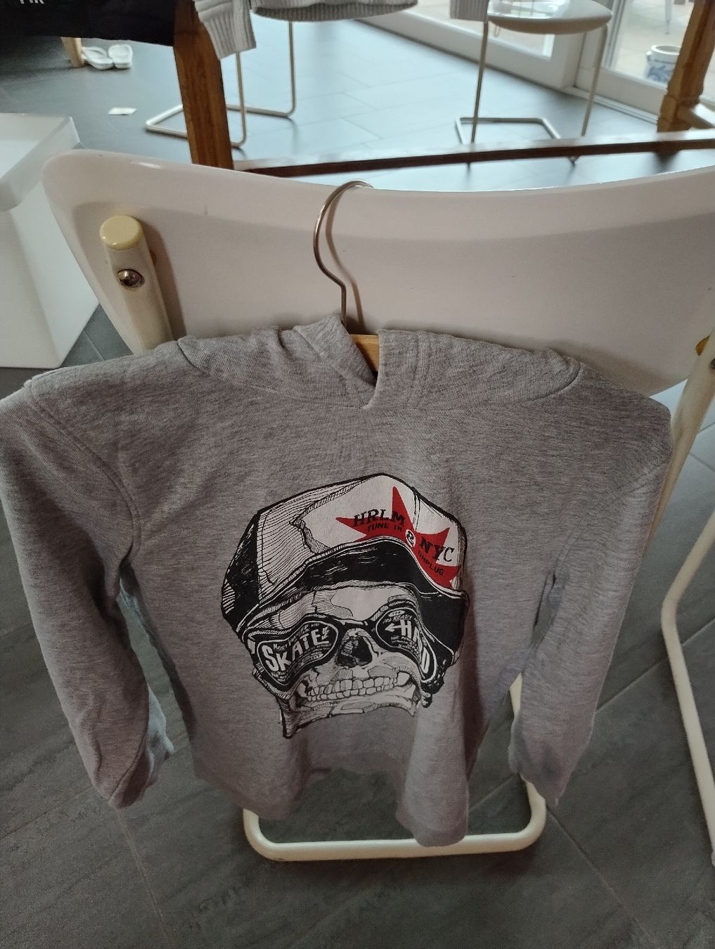 Lotti & Set di vestiti: Sweats à capuche et pulls divers pour garçons 10-12 ans – Usato da Bossonnens venduto da Chaoui1615 9