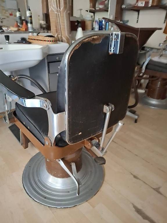 Stühle: Coiffeur Einrichtung - Drehstühle – Gebraucht aus Lausen von Exc400 1