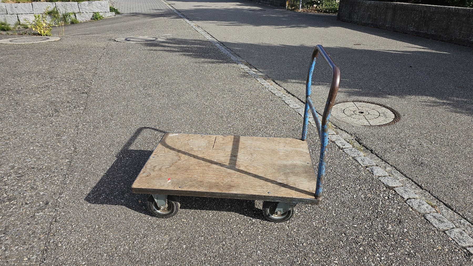 Chariots de transport: Plattformwagen mit Holzplatte 105x70cm – D'occasion à Koppigen par Bracher_Mail-House