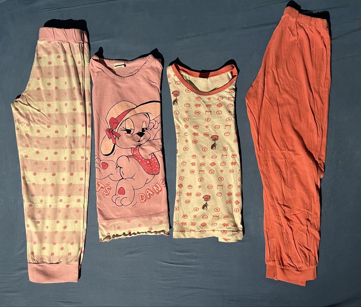Pyjamas & Ähnliches: 2 Mädchenpyjamas, Grösse 116 – Gebraucht aus Kirchberg BE von qualle01