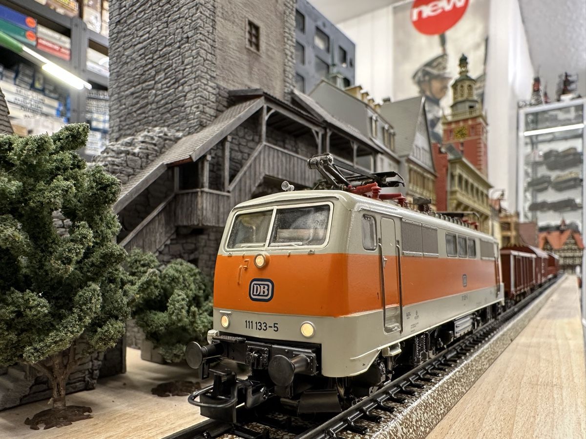 Märklin Modelleisenbahnen: Märklin 3355 DB BR 111 133-5 Güterzug – Gebraucht aus Lupsingen von New-Haven
