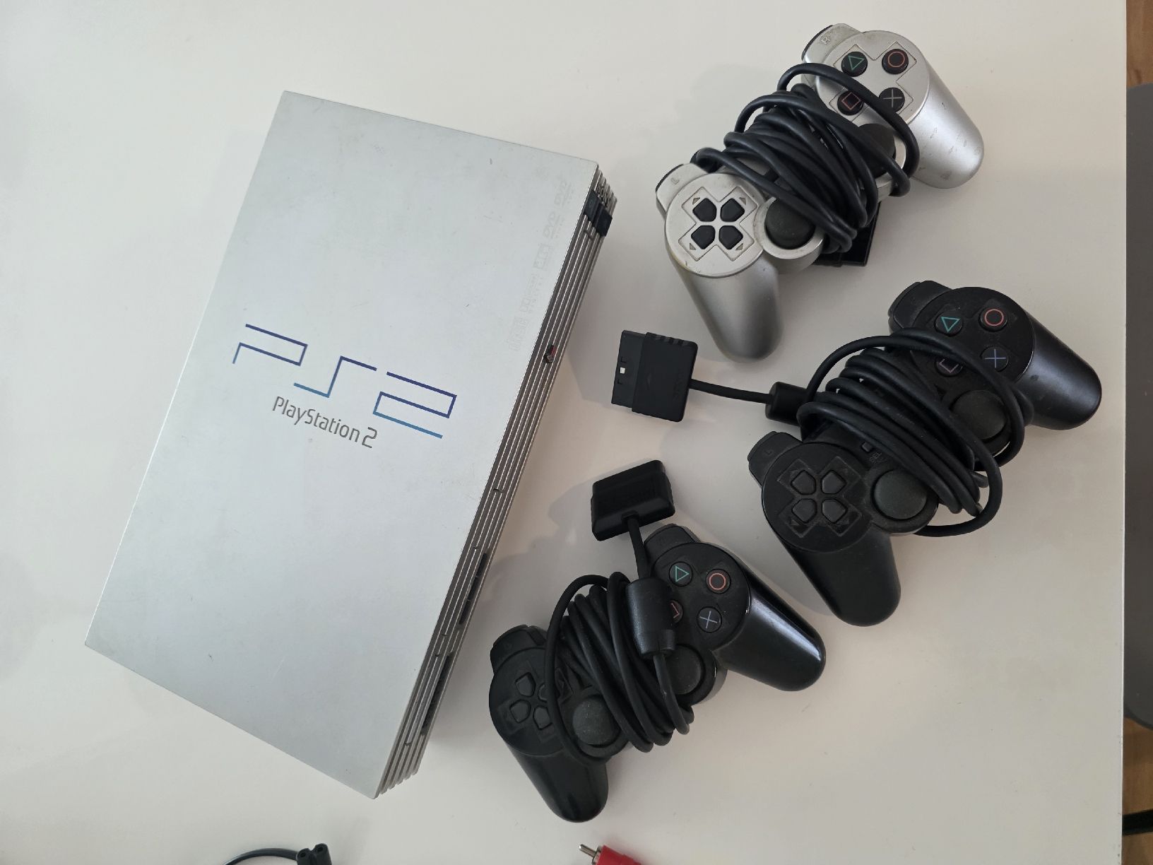 Sony Konsolen: Playstation 2 Konsole inkl. 3 Controller – Gebraucht aus Herisau von Warehouse97