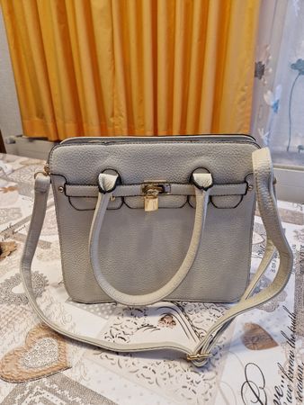 Handtasche beige mit Innenreisverschluss und Fächer