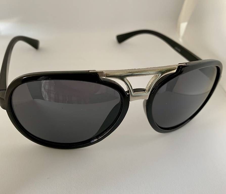 Brillen & Gläser: Coole Sonnenbrille Schwarz/Silber inkl. Etui – Gebraucht aus Malters von frangecko