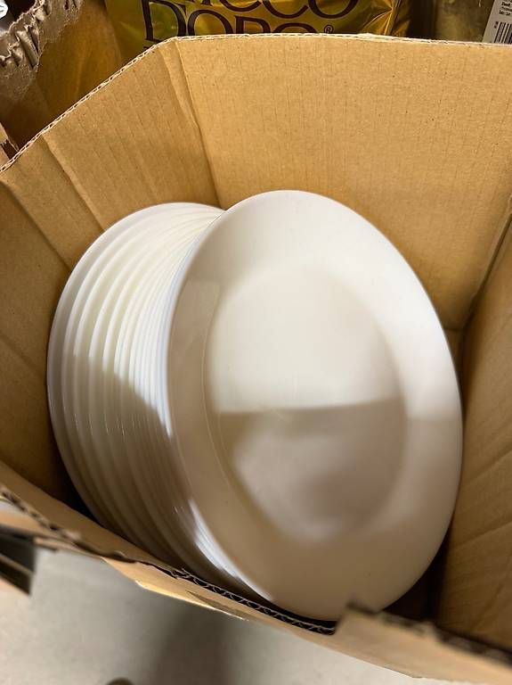 Set di piatti: Gratis: Set aus Suppenschalen & Dessertteller – Usato da St. Gallen venduto da Soxguys 3