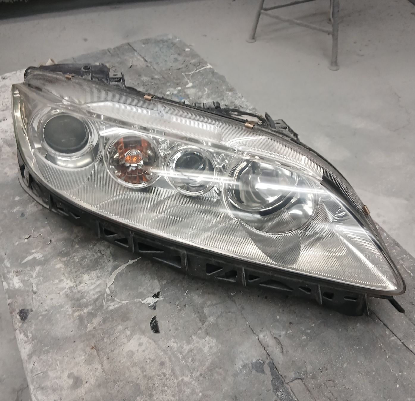 Mazda Fari: Phare droit xénon Mazda 6 2002-2008 – Usato da la heutte venduto da Auto-stock