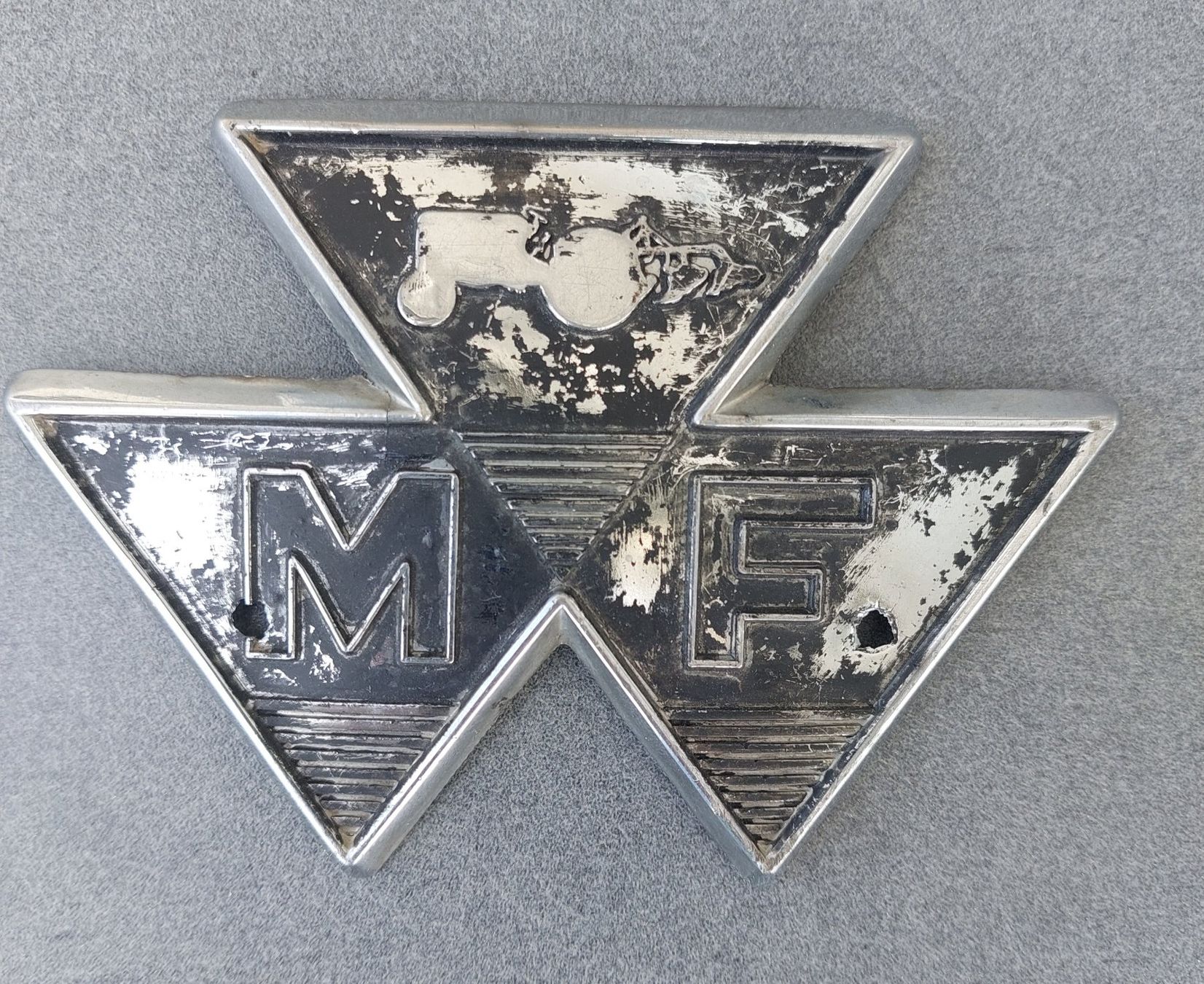 IHC Accessori per altri veicoli: Emblem Massey Ferguson MF Traktor Schild – Usato da Schenkon venduto da Elbarto007 1
