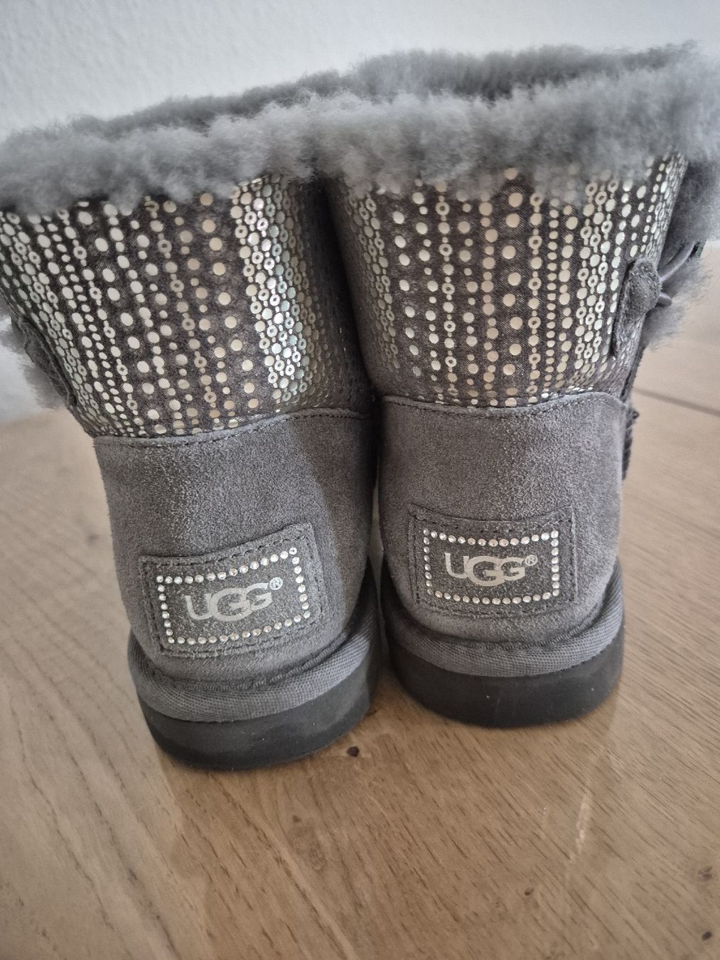 Ugg Scarpe da donna: UGG Damen Winter Boots Glitzer grau Gr. 37 – Usato da Winterthur venduto da ann_7lxx 2