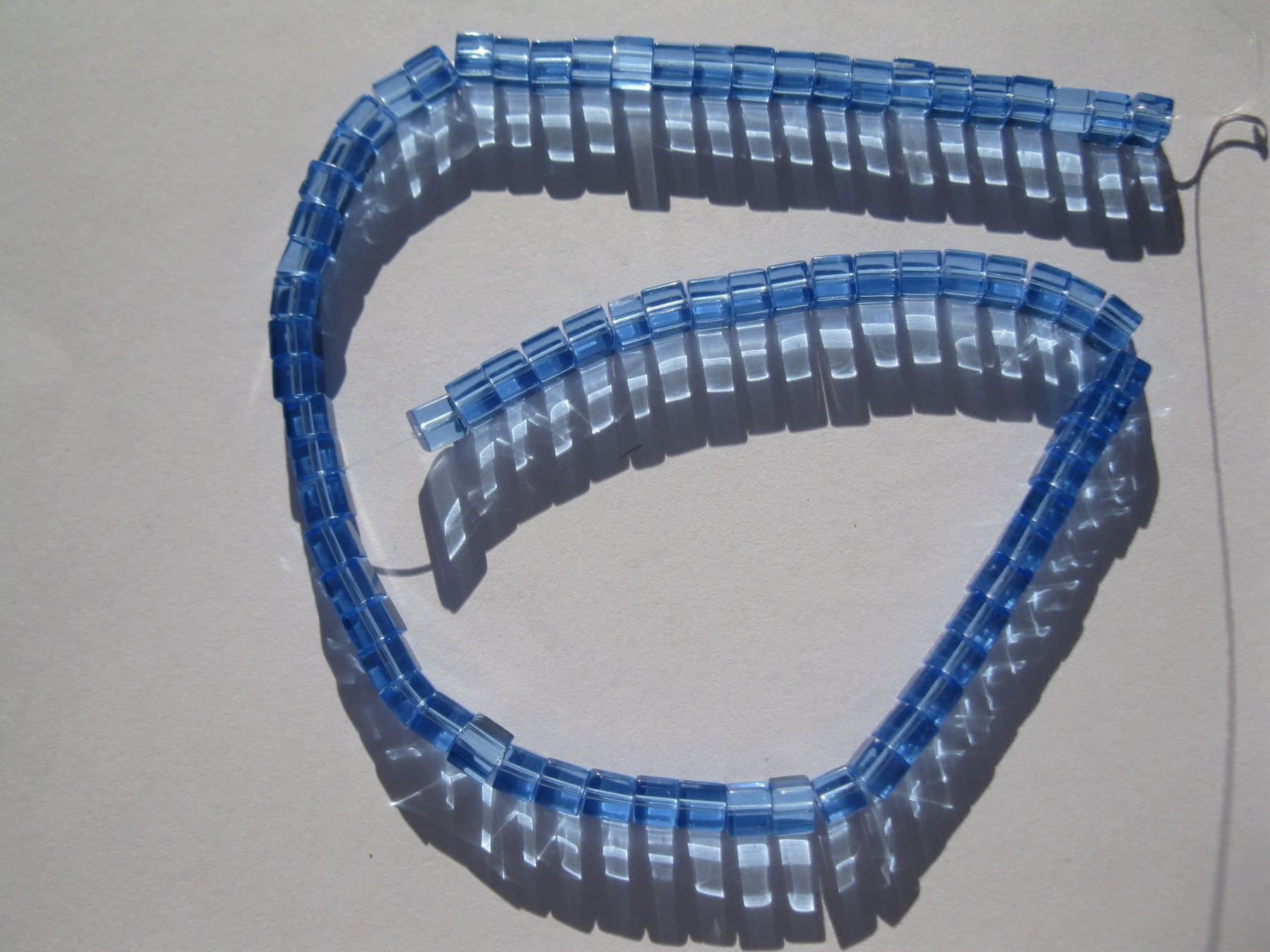 Perle (finte): 1 Strang Glasperlen Würfel, hellblau, 5mm – Nuovo e nell'imballaggio originale da St. Margarethen TG venduto da LuanaKa
