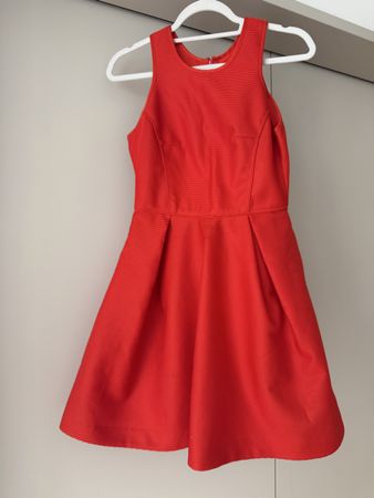 Rotes Sommerkleid, Grösse 36. Elegant & Neuwertig!