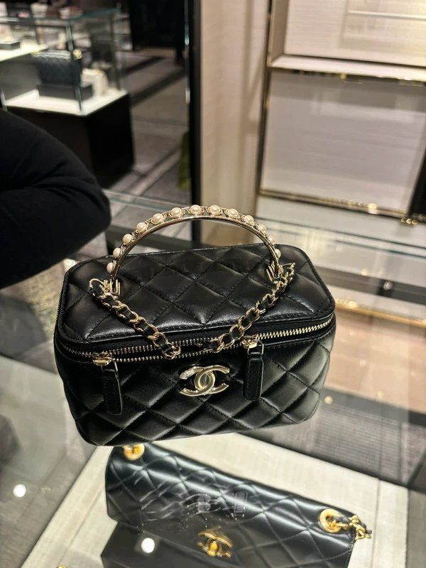 Chanel Borse da donna: Chanel Vanity Bag mit Perlen Top Handle - Neuwertig – Usato da Brütten venduto da Style-Snob 2