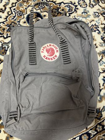 Rucksack Fjällräven Kånken grau gestreifte Träger gebraucht