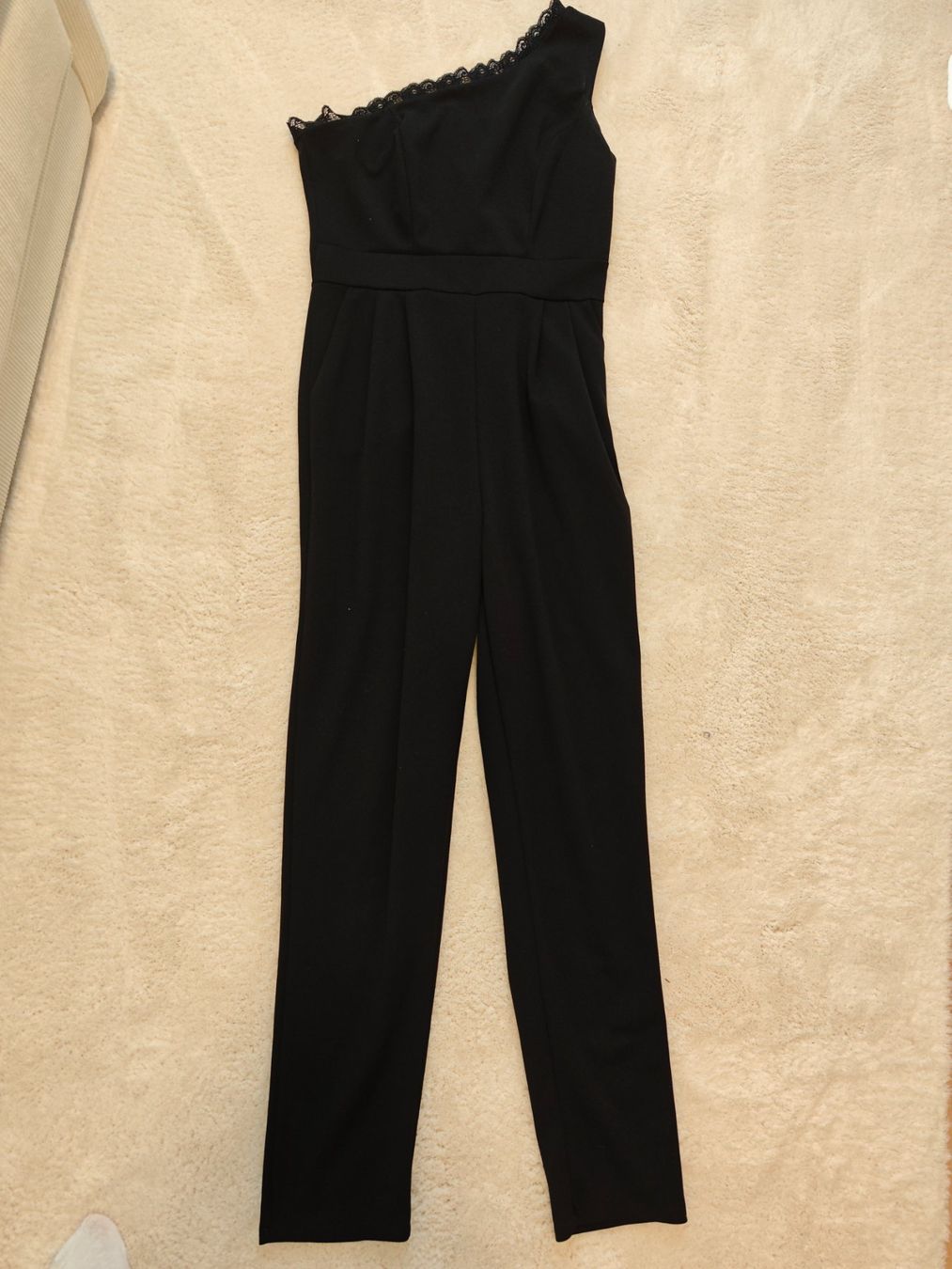 Wal G. Tute: Schicker One-Shoulder Jumpsuit Wal G. Schwarz, Grösse M – Usato da Gunzgen venduto da 0Aurin0