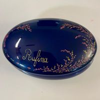 Antike Dose  "Rufina" aus Porzellan