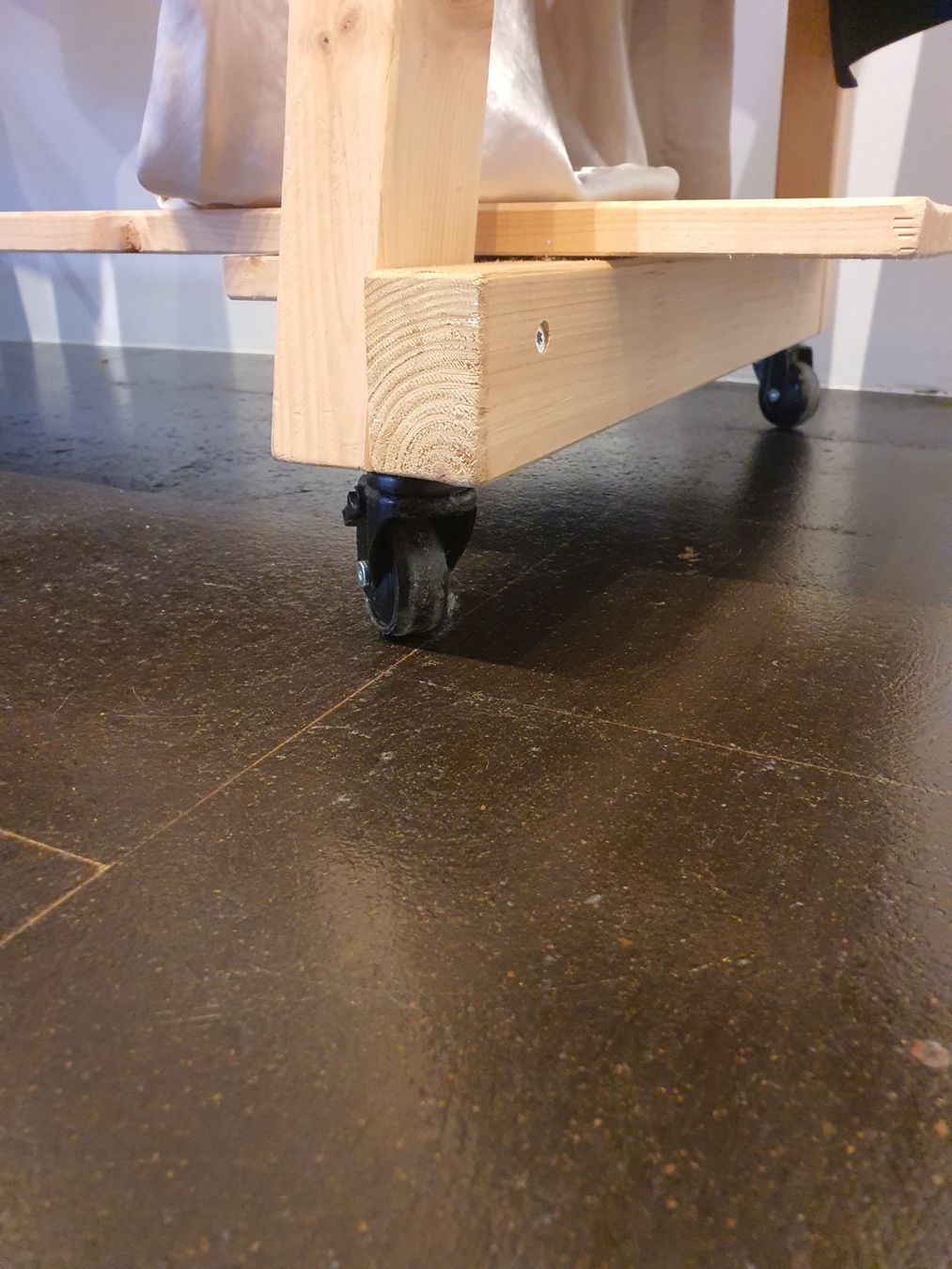 Altro in Decorazioni & Accessori: KLEIDERSTÄNDER MIT RÄDER (2 Stück) – Usato da FISLISBACH venduto da Tomika 2