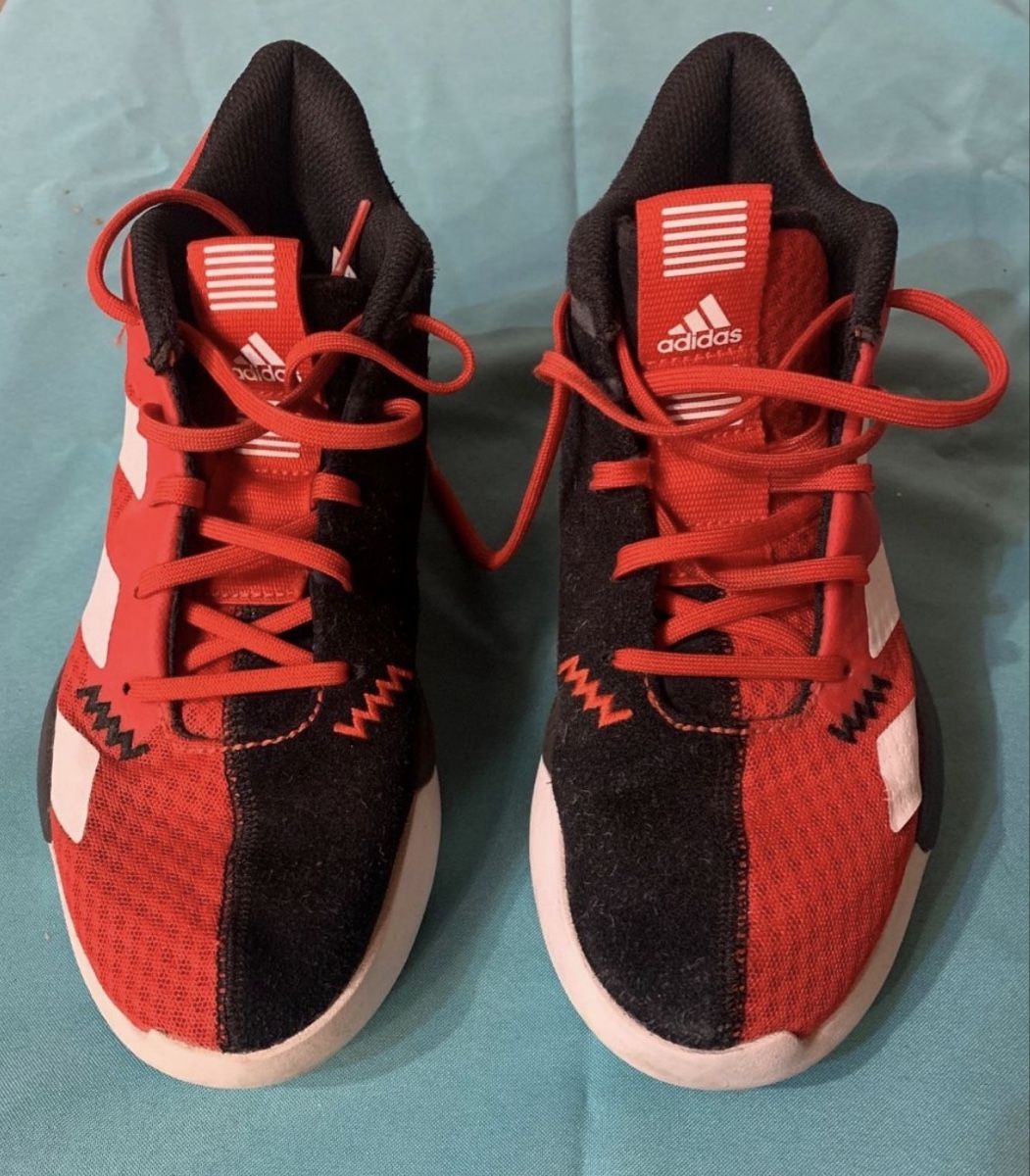 Adidas Chaussures hommes: Baskets Adidas Pro Next, rouges & noires - Gr. 38 2/3 – D'occasion à Chézard-St-Martin par Cheyenne_75