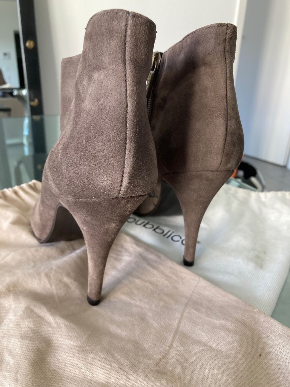 Scarpe da donna: Neue Wildleder-Stiefelette in Grau Grösse 40 – Nuovo (secondo la descrizione) da Holderbank SO venduto da SUS-2021 1